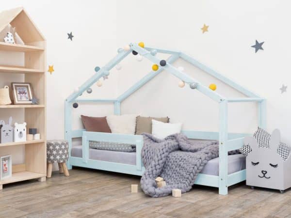lit cabane pour enfant lucky avec une barrière