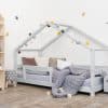 lit cabane pour enfant lucky avec une barrière