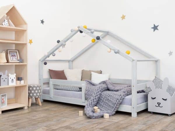 lit cabane pour enfant lucky avec une barrière