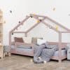 lit cabane pour enfant lucky avec une barrière