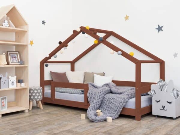 lit cabane pour enfant lucky avec une barrière