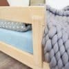 lit cabane pour enfant lucky avec une barrière