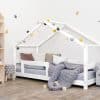 lit cabane pour enfant lucky avec une barrière