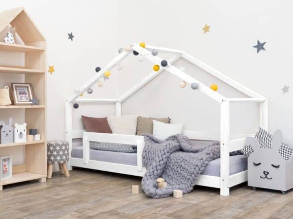 lit cabane pour enfant lucky avec une barrière