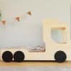 lit enfant en bois en forme de camion