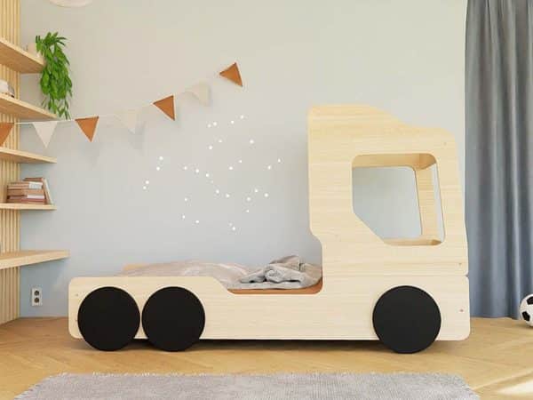 lit enfant en bois en forme de camion