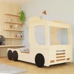 lit enfant en bois en forme de camion